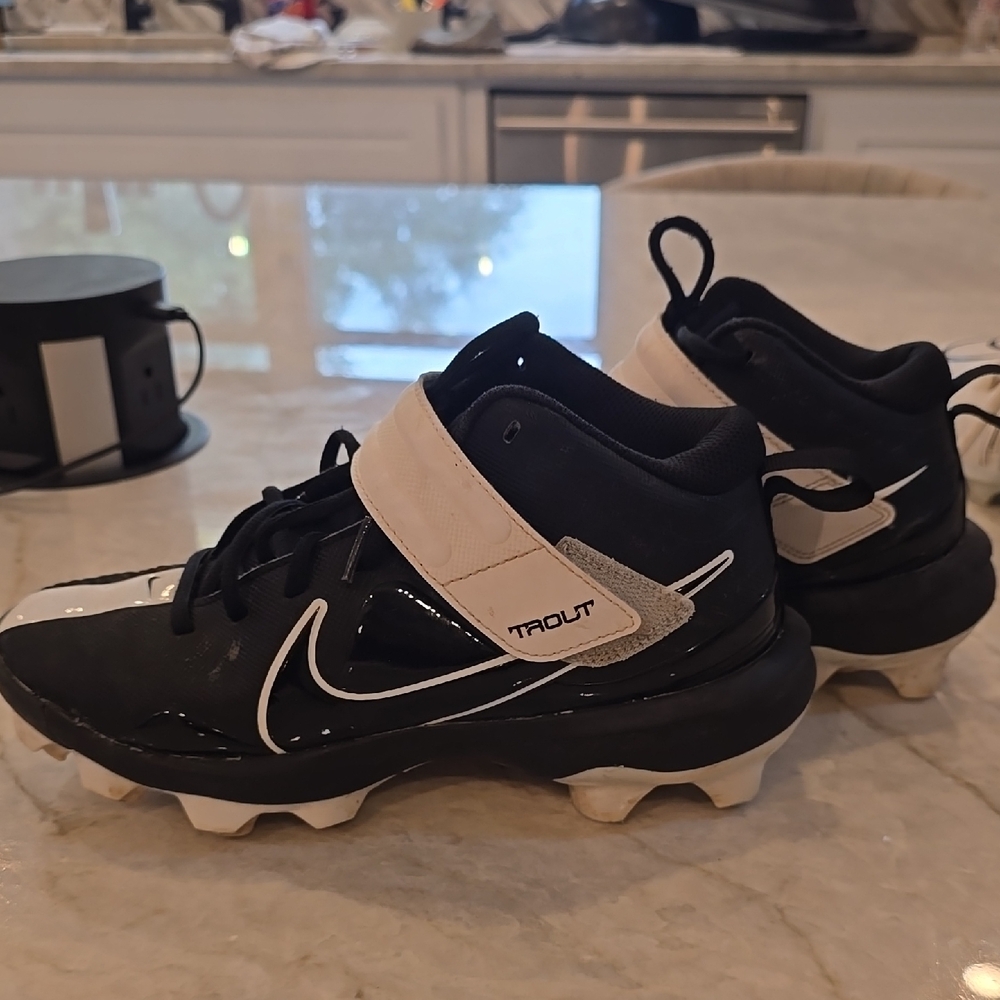 Nike Kids Black and White Athletic Shoe
